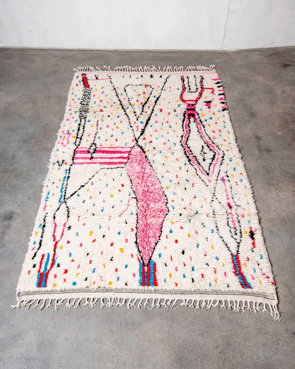Modern designer handcrafted Berber rug from Morocco. Azilal rug with beautiful colors and patterns. Made of sheep’s wool and colourful cotton.